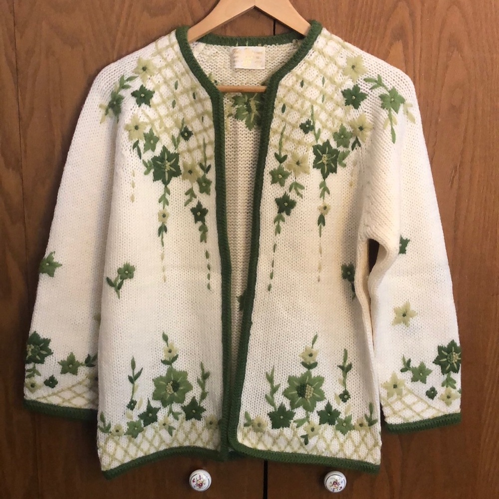Gorgeous Vintage Wool Cardigan in Excellent condition! Size Medium.